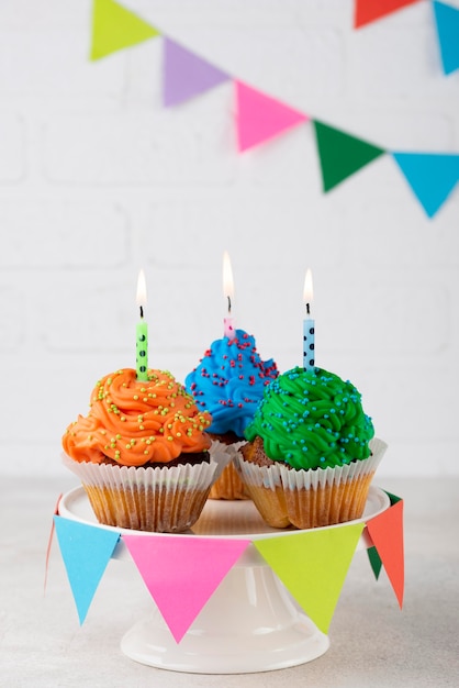 Arrangement délicieux de cupcakes de fête