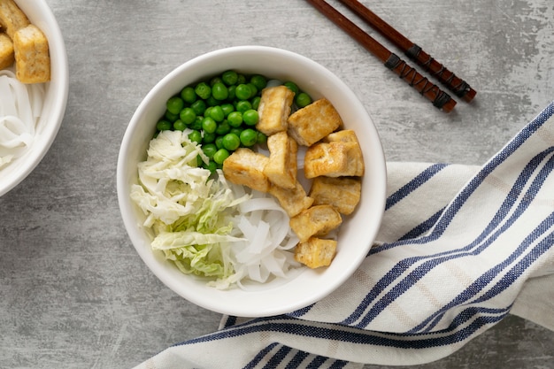 Photo arrangement avec un délicieux repas végétalien