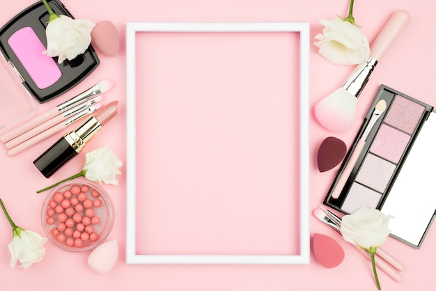 Photo arrangement de différents produits de beauté avec cadre vide