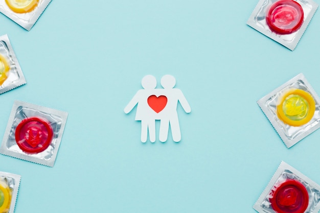 Photo arrangement du concept de contraception avec couple de papier