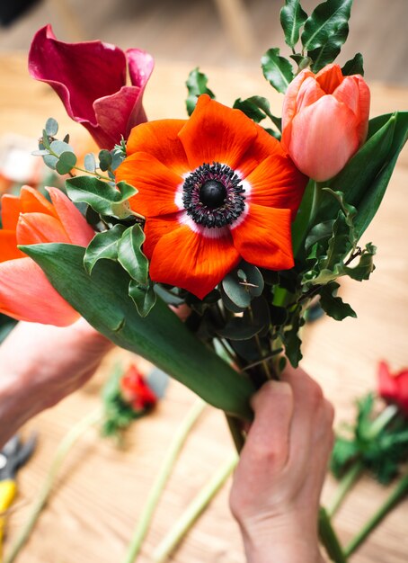 Arrangement de fleuriste un bouquet de fleurs