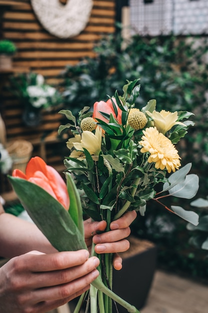 Arrangement de fleuriste un bouquet de fleurs