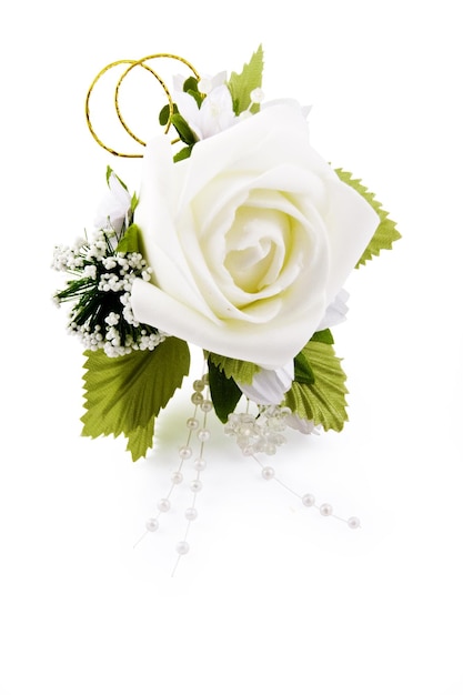 Arrangement de fleurs artificielles sur fond blanc