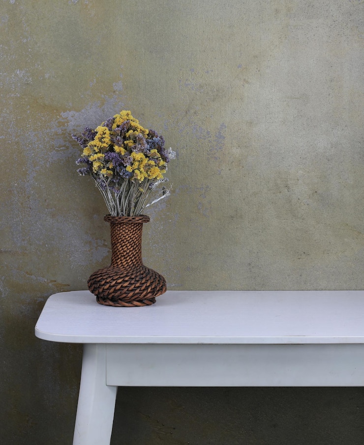 Photo arrangement de fleurs artificielles sur une vieille table en bois