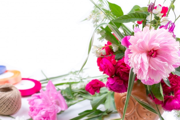 Arrangement de fleurs avec un beau bouquet de pivoines roses, de bleuets et de roses rouges