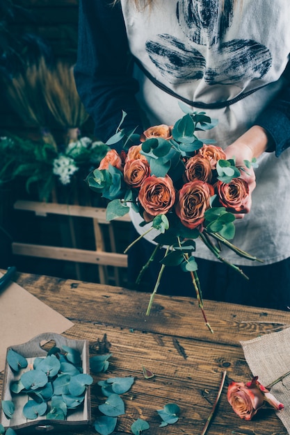 Photo arrangement de fleurs dans un beau bouquet