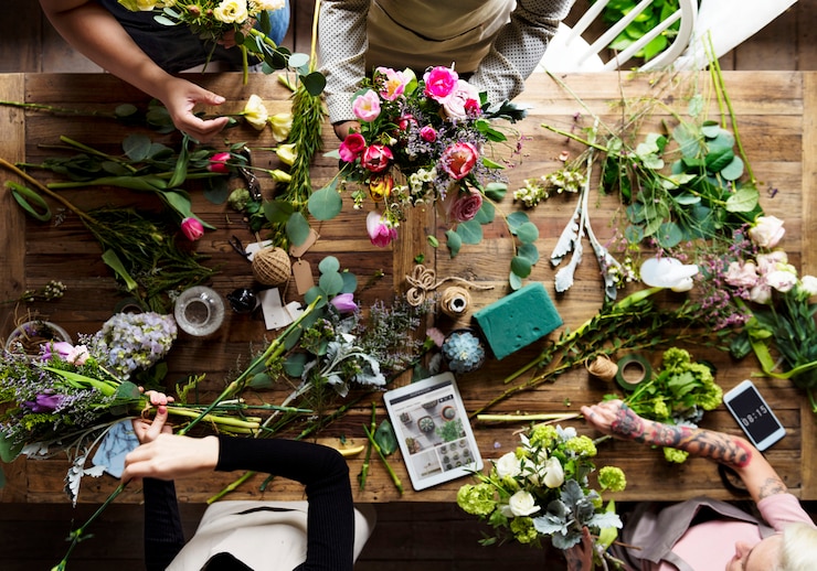 Photo arrangement de fleurs et décoration de travail de fleuriste