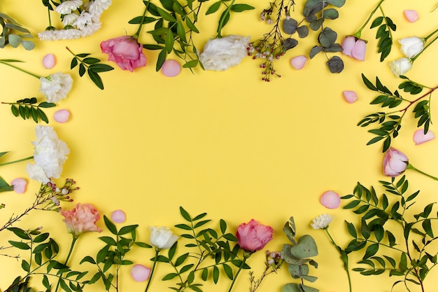 Arrangement de fleurs. Fleurs roses et blanches sur fond jaune. La Saint-Valentin. Mise à plat, vue de dessus, espace de copie.