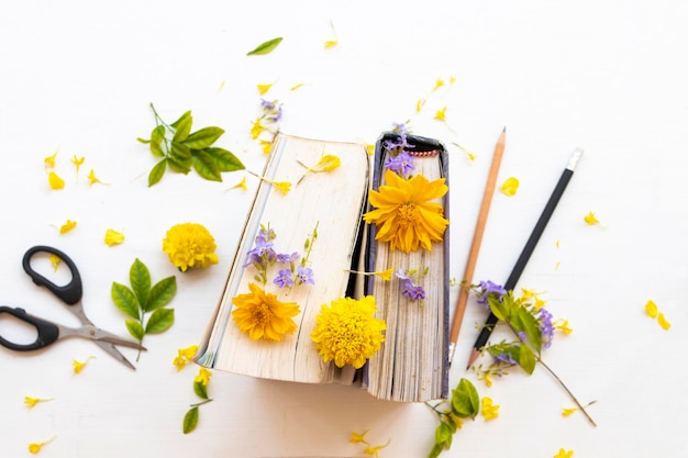 arrangement de fleurs jaunes avec livre style plat