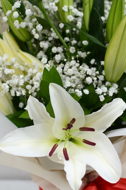 Arrangement de fleurs de lys blanc