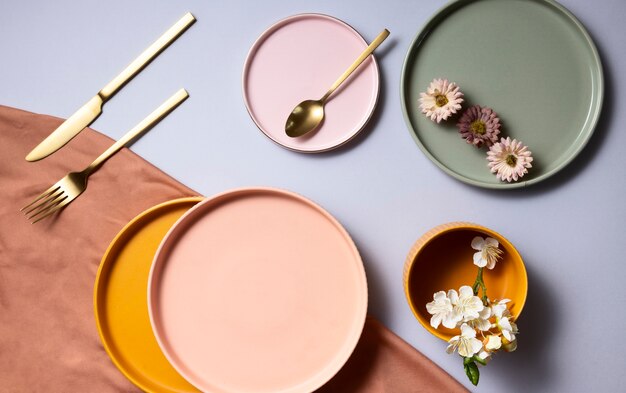 Arrangement de fleurs à plat sur des assiettes