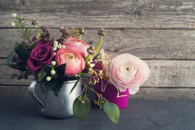 Arrangement de fleurs de roses et renoncules