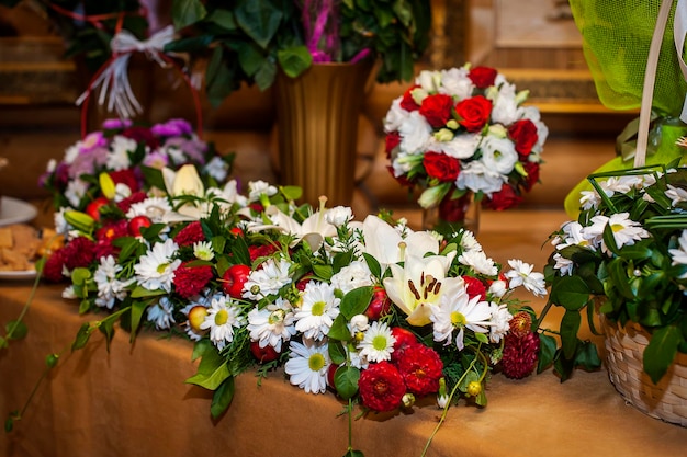 Arrangement de fleurs rouges