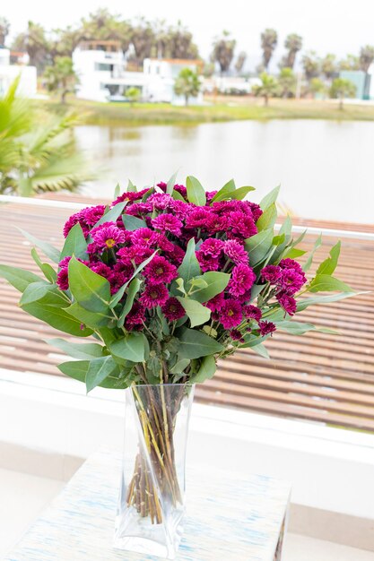 Arrangement de fleurs sur table à l'extérieur sur la terrasse de la maison