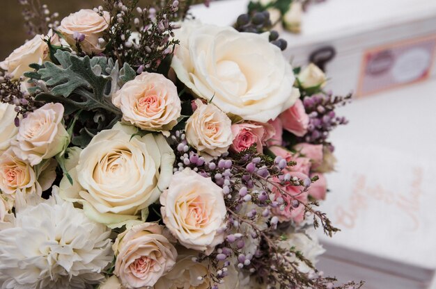 Photo arrangement de fleurs sur la table. fleuriste de mariage.