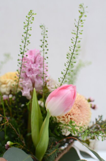 Arrangement de fleurs de tulipe rose sur fond blanc