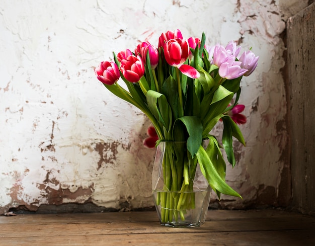 Arrangement de fleurs de tulipes fraîches décoratif dans un vase