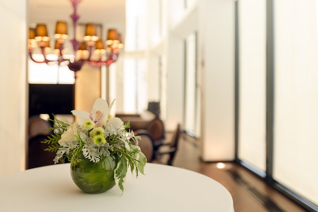 Arrangement floral dans un vase rond sur table