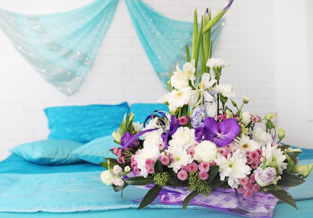 Arrangement floral sur le lit