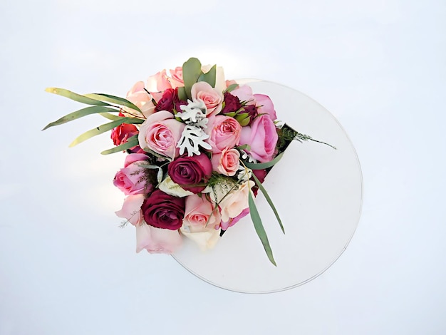 Arrangement floral sur la table pour la réception de mariage roses bouquet de fleurs le jour du mariage