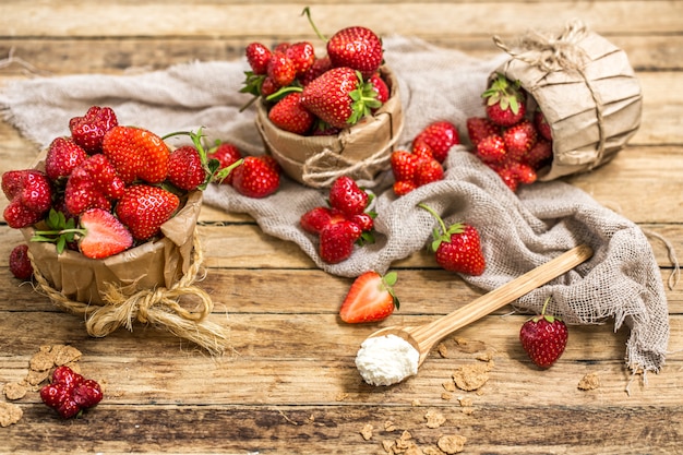 arrangement avec des fraises fraîches sur une table en bois