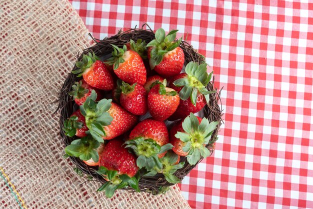 Arrangement avec des fraises fraîches