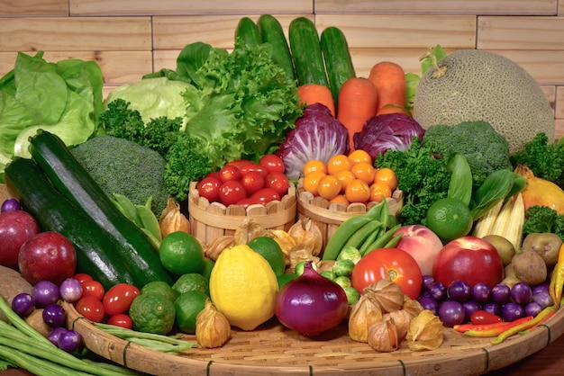 Arrangement fruits et légumes frais tropicaux