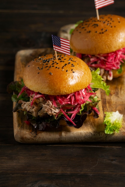 Photo arrangement de hamburgers savoureux à angle élevé