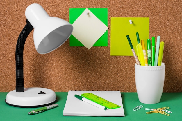 Arrangement avec lampe de bureau et ordinateur portable