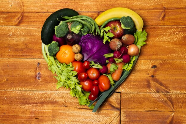 Arrangement de légumes en forme de cœur en vue du haut