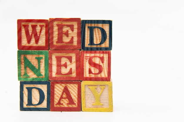 L&#39;arrangement des lettres forme un mot, &quot;WEDNESDAY&quot;