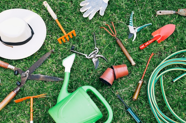 Photo arrangement malpropre d'outils de culture sur l'herbe