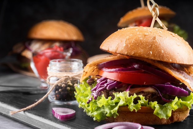 Arrangement de menu de délicieux hamburgers close-up