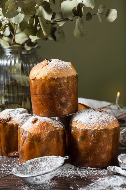 Arrangement de nature morte de délicieux panettone