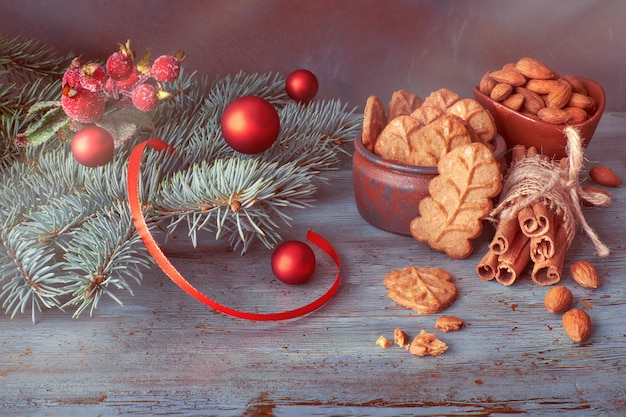 Arrangement de Noël avec des biscuits de feuille d&#39;amande sur bois rustique