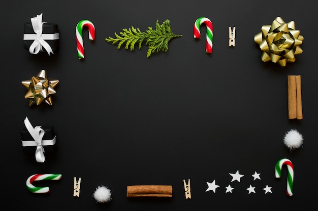 Arrangement de Noël de petits objets décoratifs sur fond noir