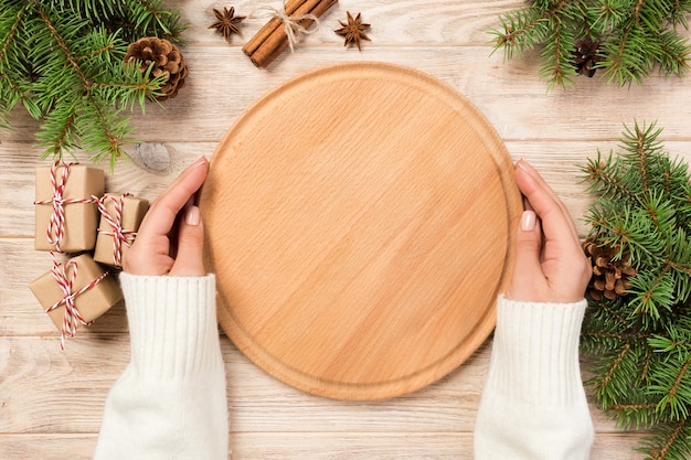 Arrangement de Noël avec planche de bois