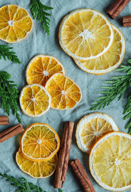 Arrangement d'oranges sèches et de bâtons de cannelle. Fond de vacances de Noël