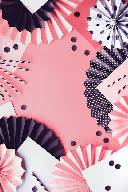 Arrangement de papier abstrait avec des fans de cercle et des confettis sur fond rose. Mise à plat, espace copie.