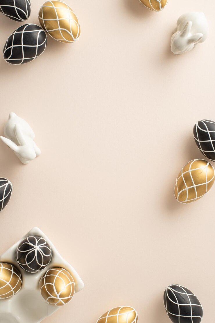Arrangement de Pâques sophistiqué Vue supérieure prise de vue verticale d'œufs opulents noirs et dorés dans une statuette de lapin de berceau en céramique sur un espace de sol beige pastel pour le texte
