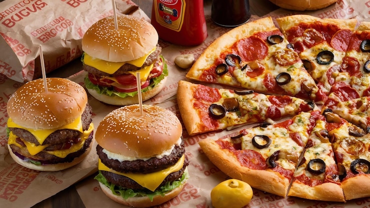 Photo arrangement plat avec des burgers et de la pizza