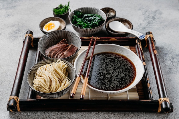 Photo arrangement de plat japonais traditionnel