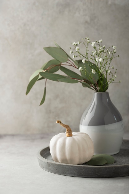 Arrangement de potiron blanc et vase à fleurs