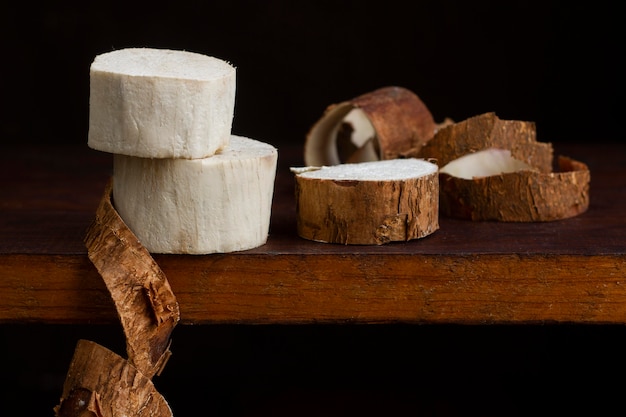 Photo arrangement de racines de manioc nutritives tranchées