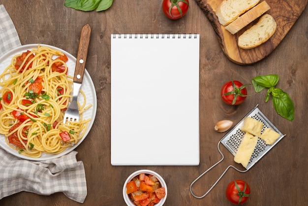 Photo arrangement de repas locaux avec bloc-notes