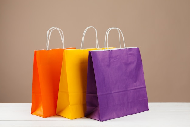 Arrangement de sacs à provisions sur beige