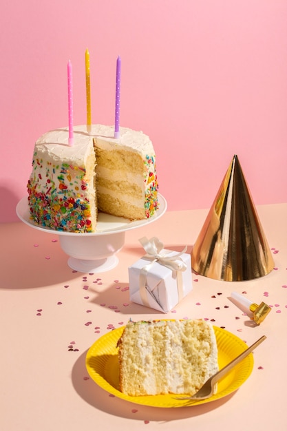 Arrangement savoureux de gâteau et de bougies