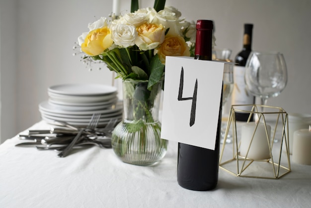 Photo arrangement de table avec beau bouquet