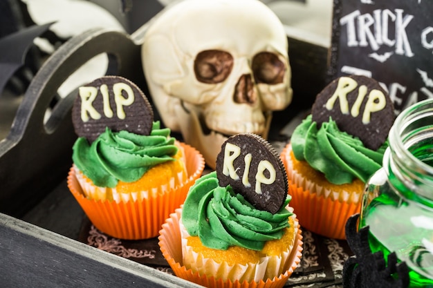 Arrangement de table de nourriture préparé pour la fête d'Halloween.