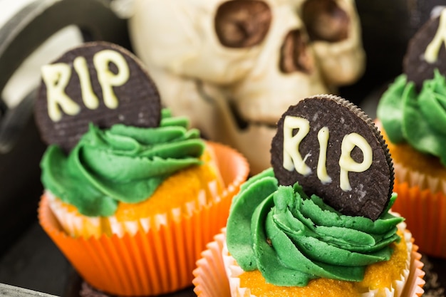 Arrangement de table de nourriture préparé pour la fête d'Halloween.